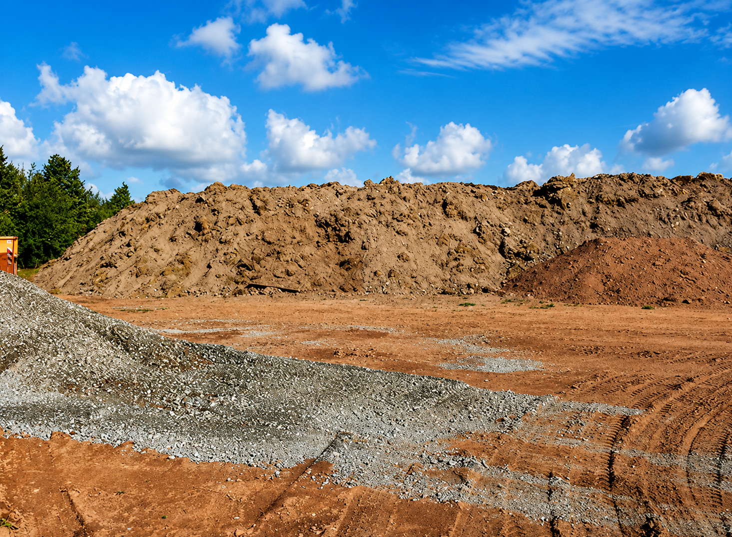 Bodenaushub in einer Miete / Betonrecycling
