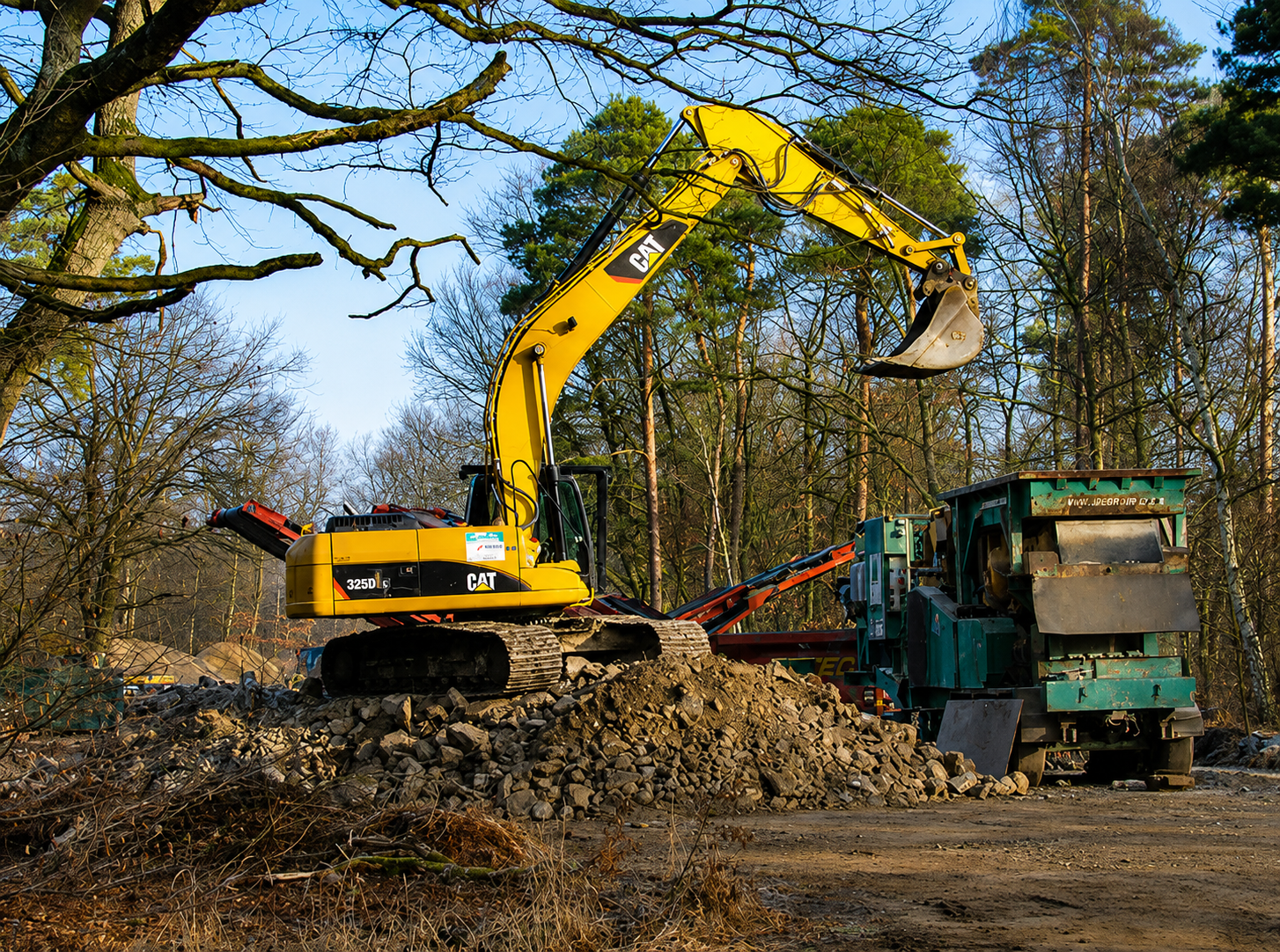 Mobile Brecheranlage mit Bagger im Wald – Aufbereitung von mineralischen Abfällen