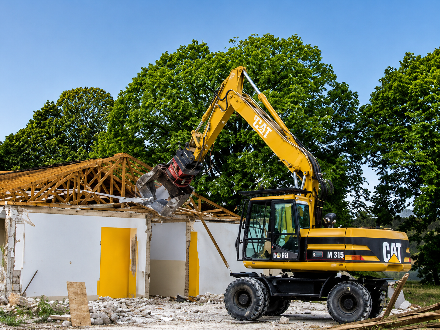 Rückbau eines Gebäudes – Bagger reißt Dachstuhl ab