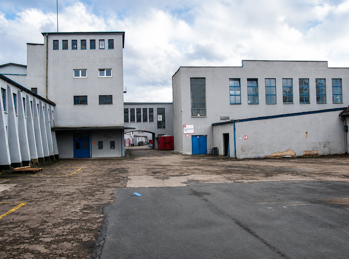 Brachliegende Werkshalle eines ehemaligen Gewerbestandortes