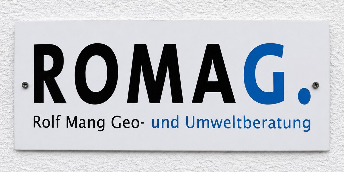 Firmenschild von ROMAG. – Rolf Mang Geo- und Umweltberatung am Gebäude