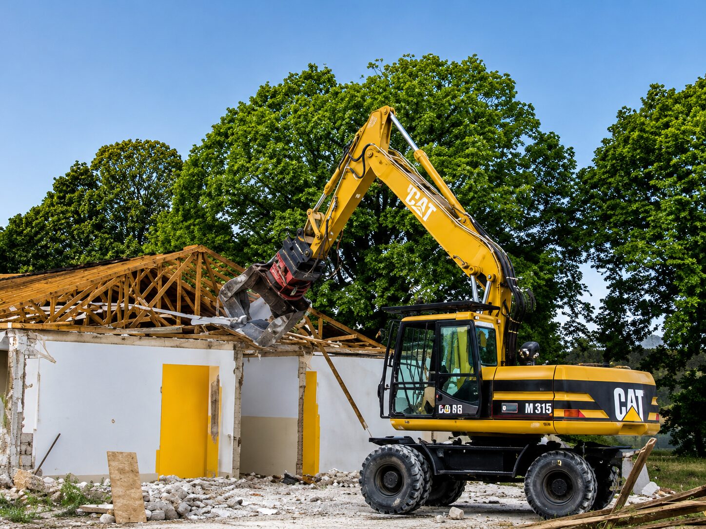 Rückbau eines Gebäudes – Bagger reißt Dachstuhl ab